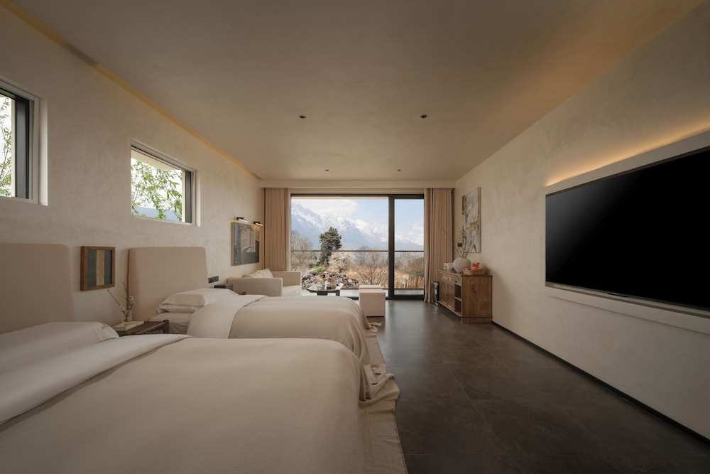 Family Room, Hill View