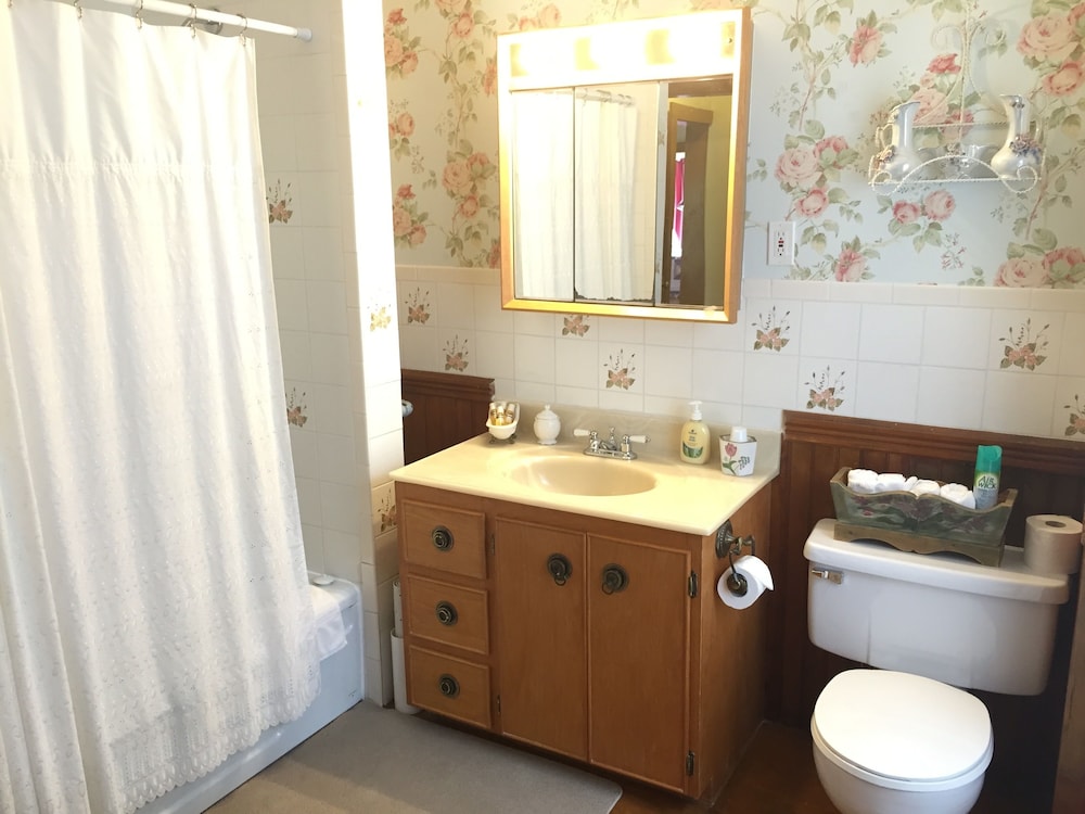2 Standard Queen Bedrooms, 1 Large Private Bathroom (Maritime/Acadia) photo 3
