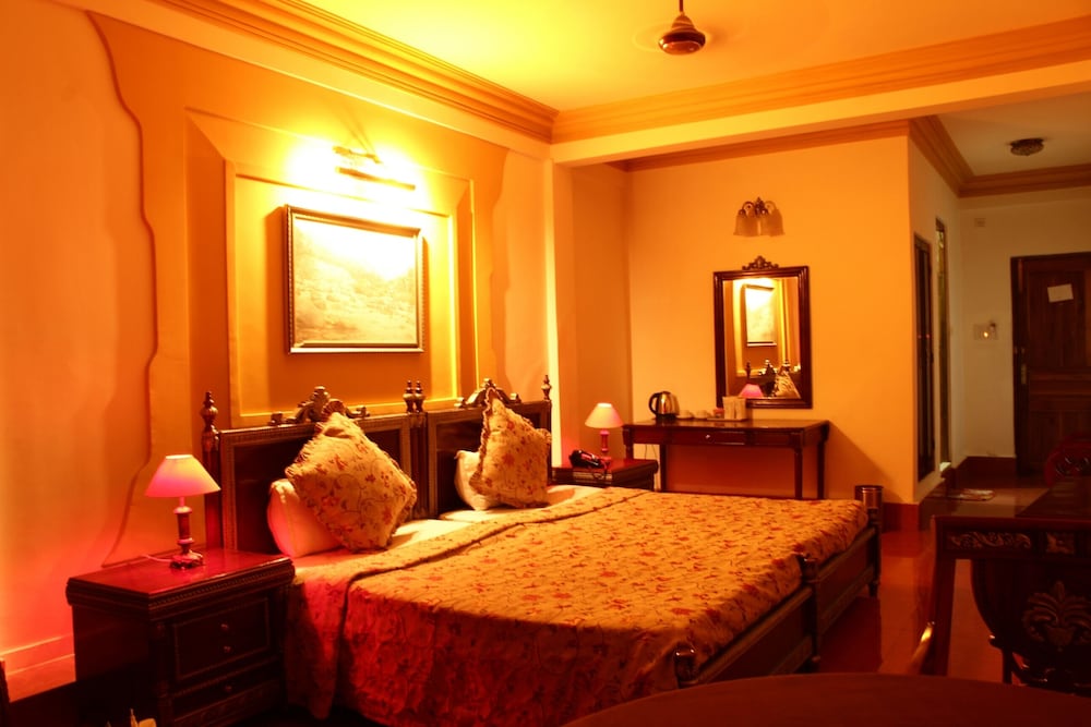 Deluxe Suite, 1 King Bed, Bathtub, Valley View