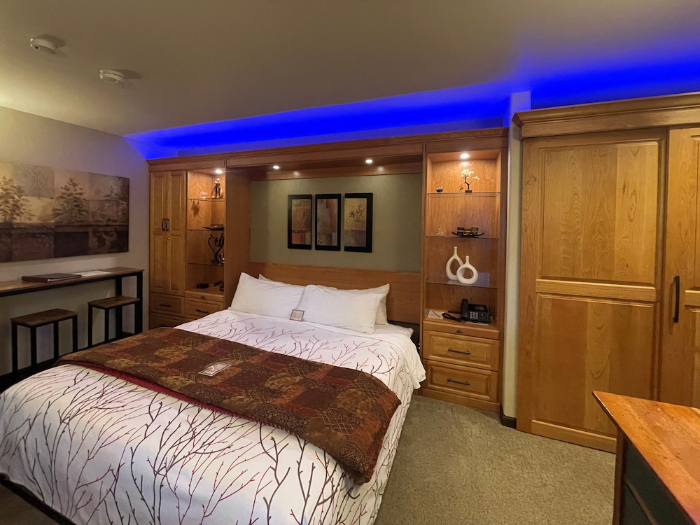 Signature Room, 1 King Bed, Fireplace, Garden View photo 2