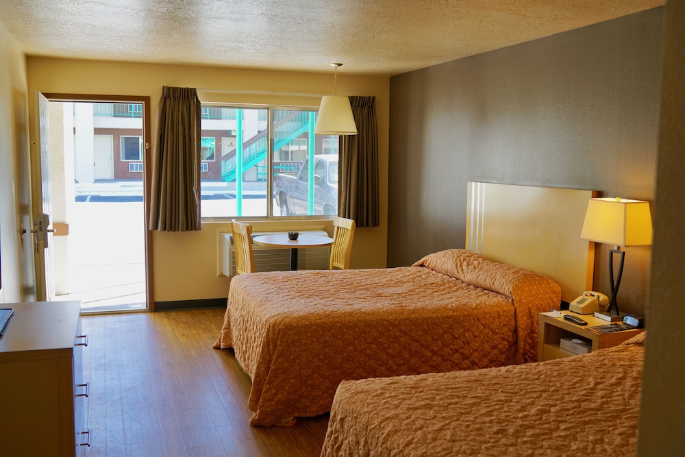 Pet Friendly Room, 2 Queen Beds ($20 daily pet fee collected by hotel) - Photo 5