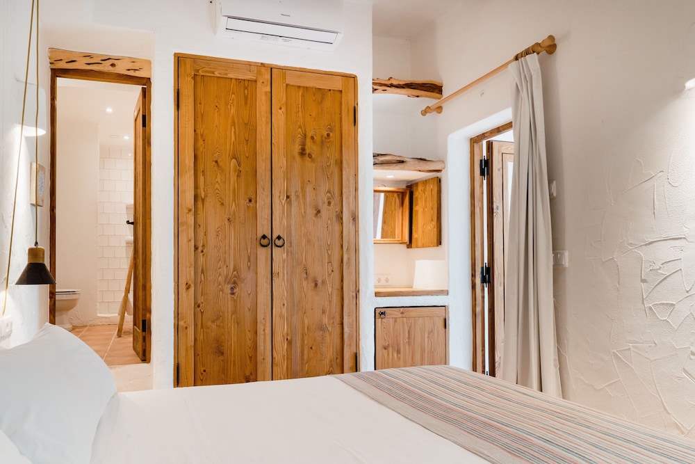 Deluxe Double Room, 1 King Bed photo 3