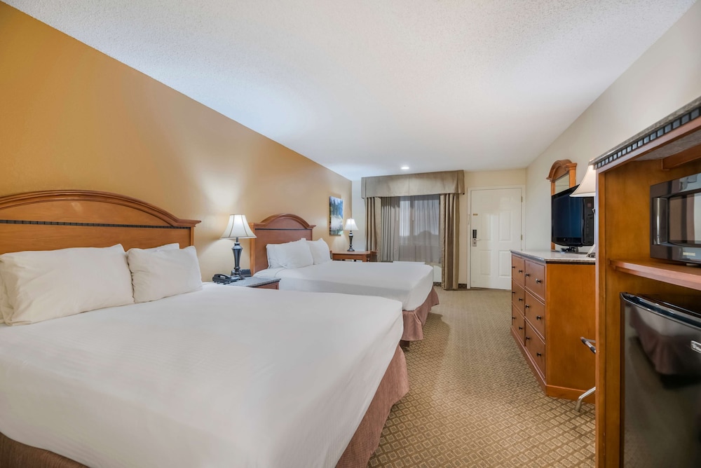 Standard Room, 2 Queen Beds, Non Smoking, Refrigerator & Microwave photo 2