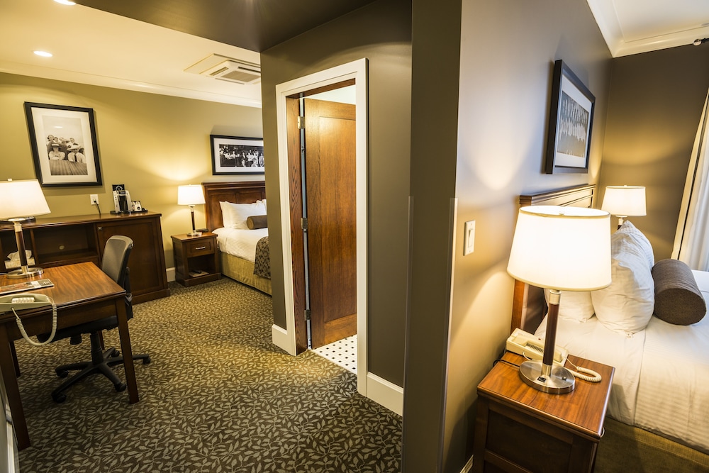 Deluxe Room, 2 Queen Beds (Deluxe Two Queen Split)