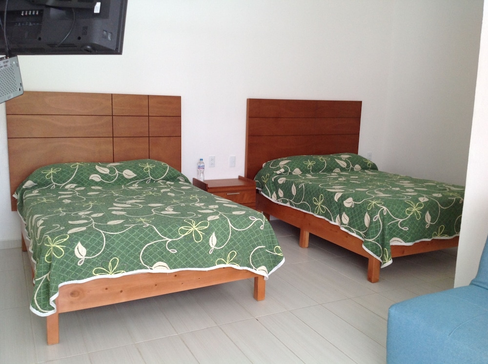 Standard Room, Multiple Beds, Non Smoking photo 3