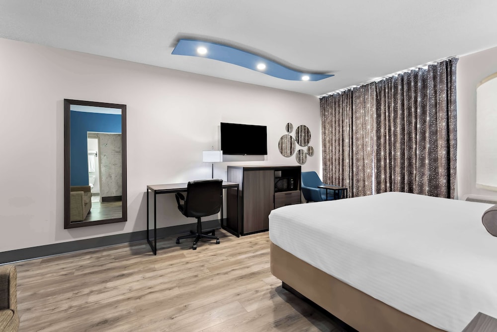 Suite, Multiple Beds, Non Smoking, Refrigerator & Microwave - Photo 2