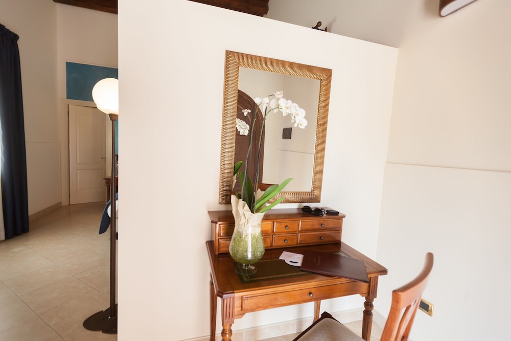 Deluxe Studio Suite, Hot Tub, Sea View - Photo 2