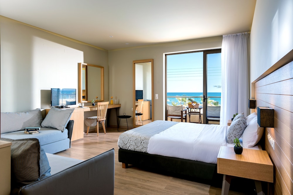 Superior Double Room, Sea View (Sharing Pool) photo 3