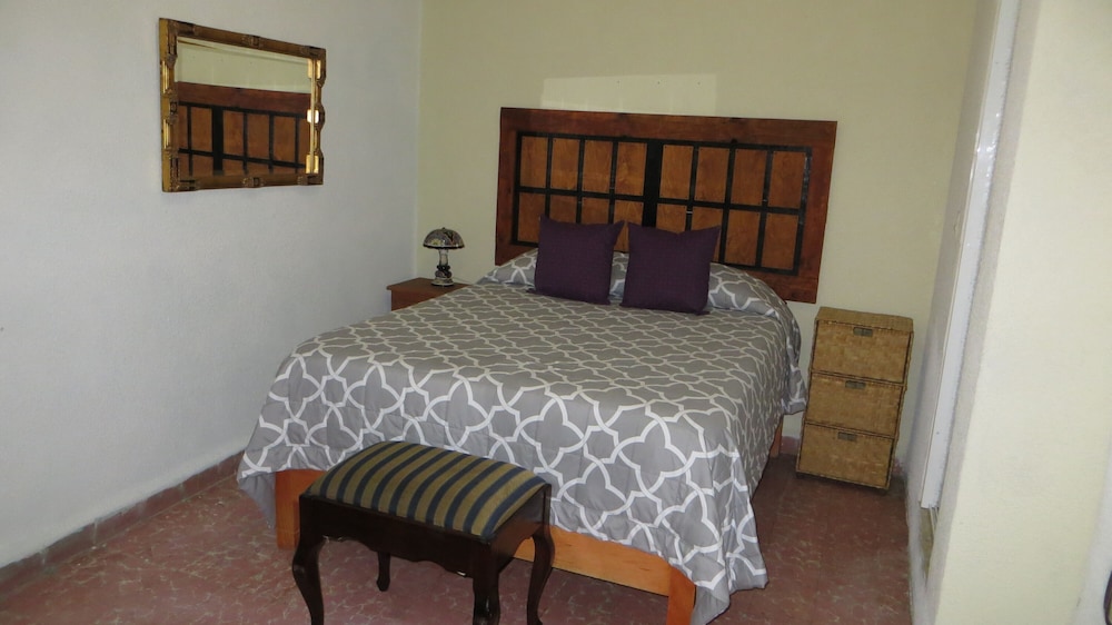 Basic Room, 1 Queen Bed, Private Bathroom photo 1