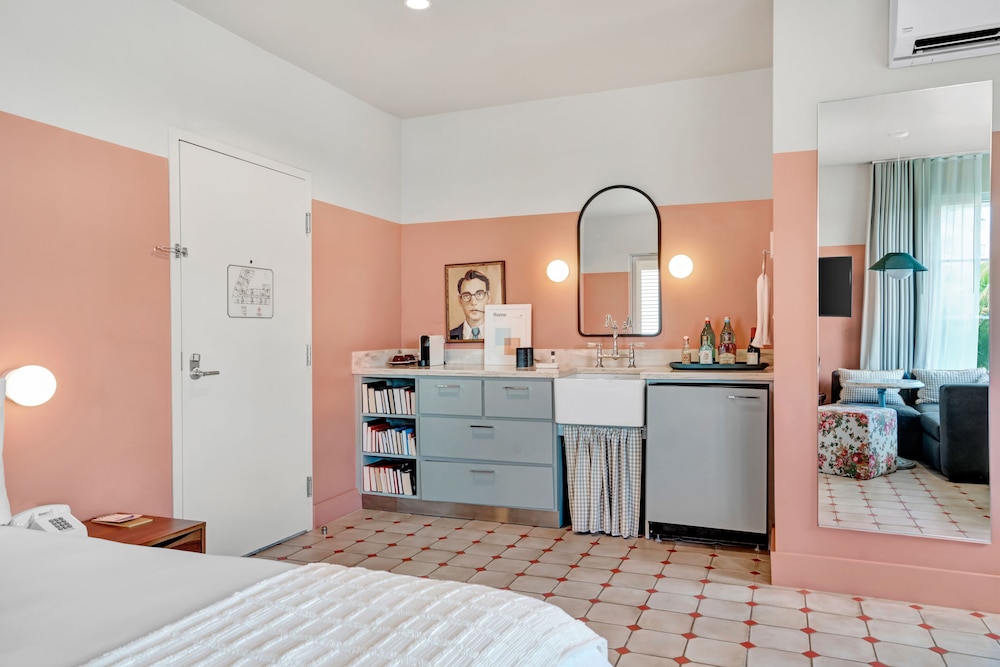 Studio, 1 King Bed, Balcony - Photo 3