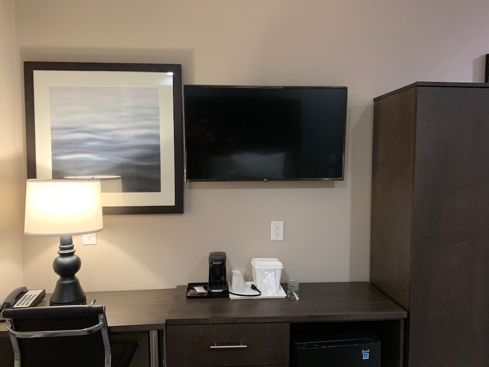1 Queen Bed Handicap Accessible photo 2