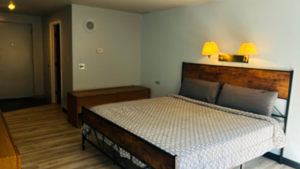 Room, 1 King Bed, Non Smoking photo 2
