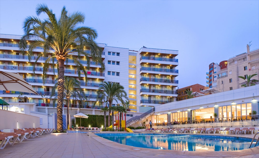 Quadruple Room, Balcony (2 Adults and 2 Children) - Photo 4