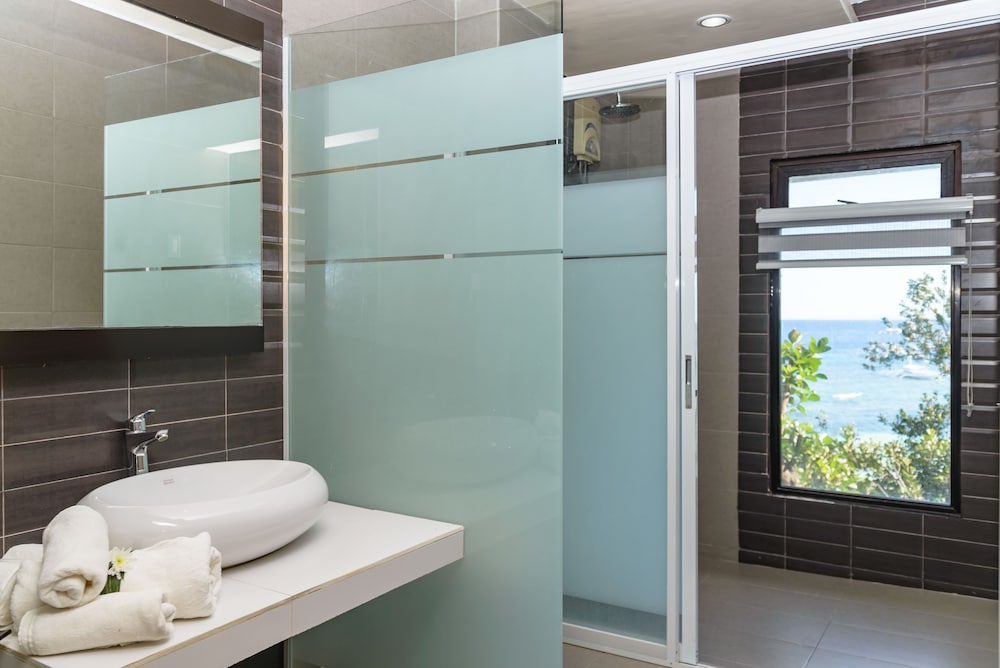 Pool Side Suite photo 3