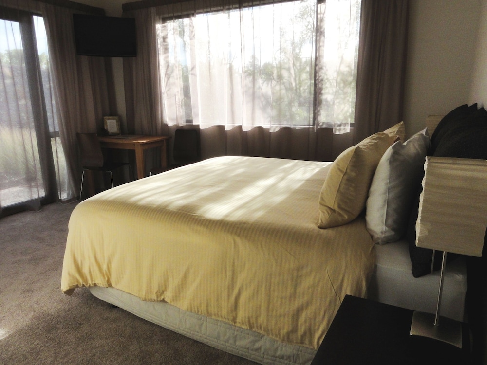 Studio, 1 King Bed, Accessible photo 2