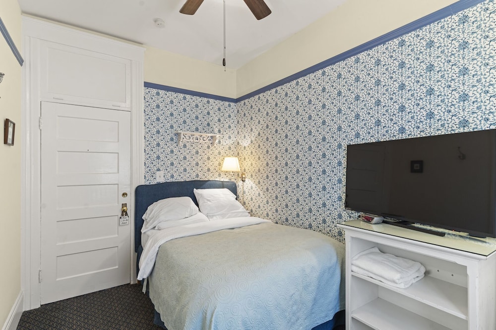 Room, 1 Double Bed (Shower and Sink, Shared Bathroom)