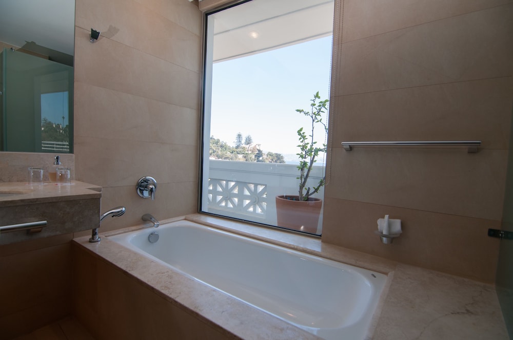Deluxe Suite, 1 King Bed, Non Smoking photo 2