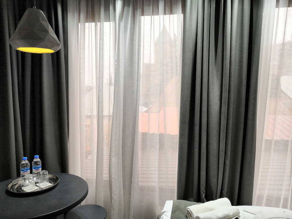 Deluxe Double Room, 1 Queen Bed, Jetted Tub, City View photo 2