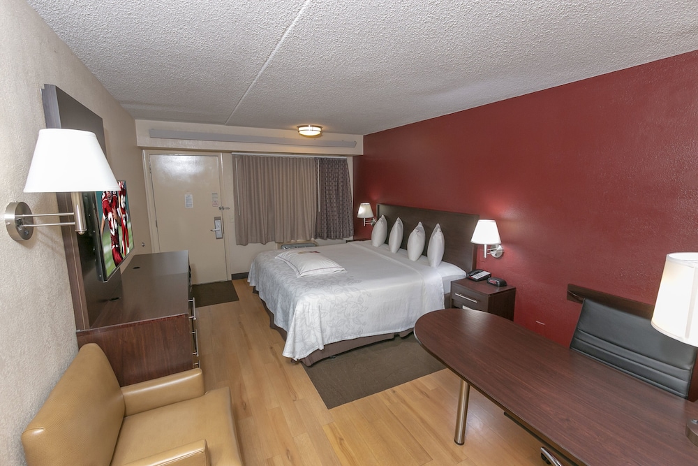 Premium Room, 1 King Bed, Accessible (Upgraded Bedding & Snack, Smoke Free) - Photo 2