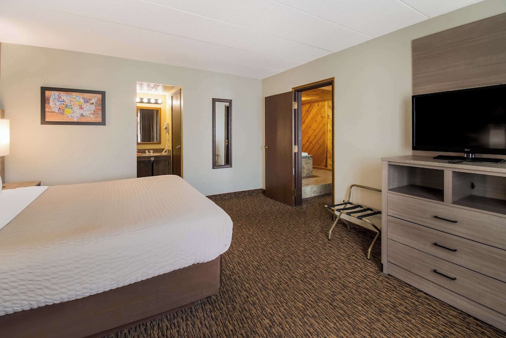 Suite, 1 King Bed, Non Smoking - Photo 3