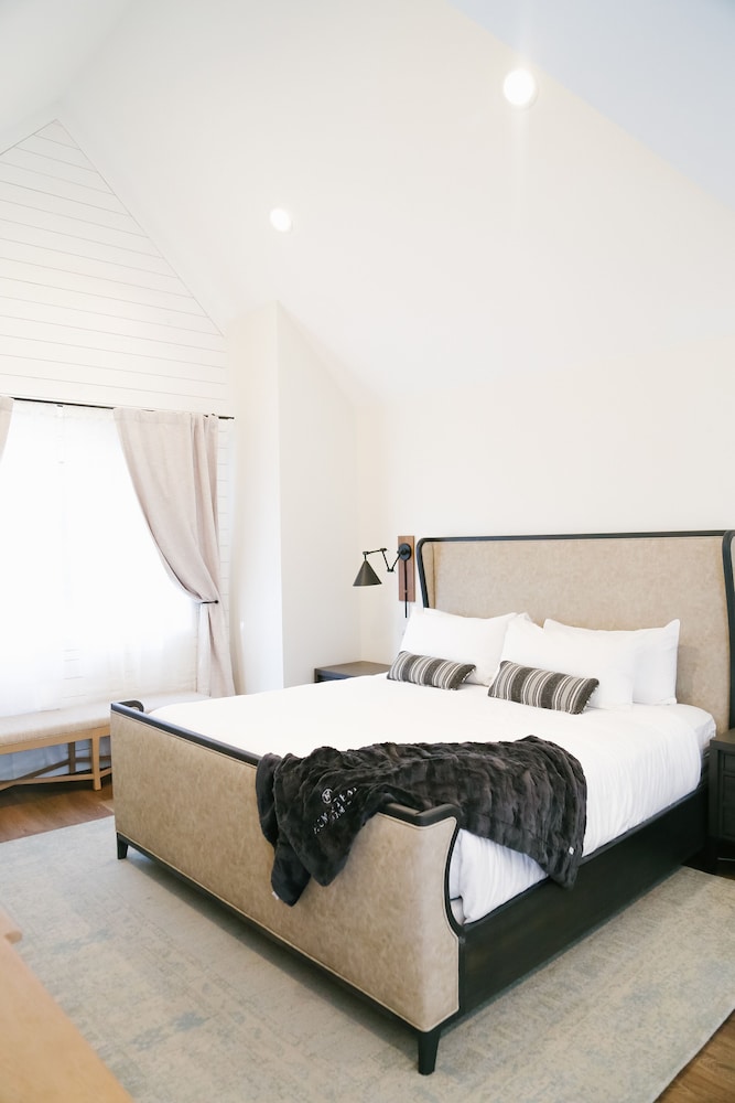 Deluxe, 1 king bed (premium king, patio, ADA)