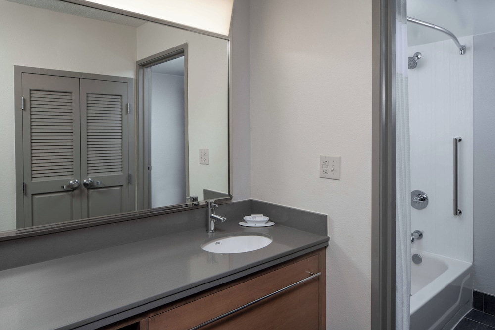Suite, 1 Bedroom, Courtyard View - Photo 5