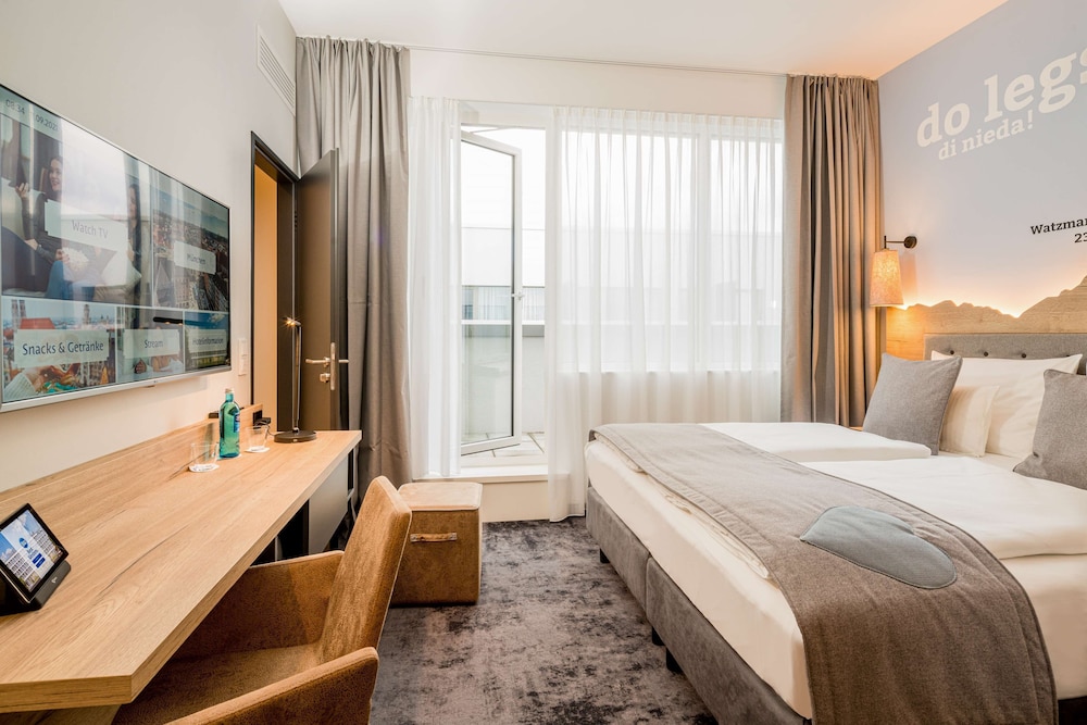 Business Room, 1 Queen Bed, Balcony (Walk-in Shower)