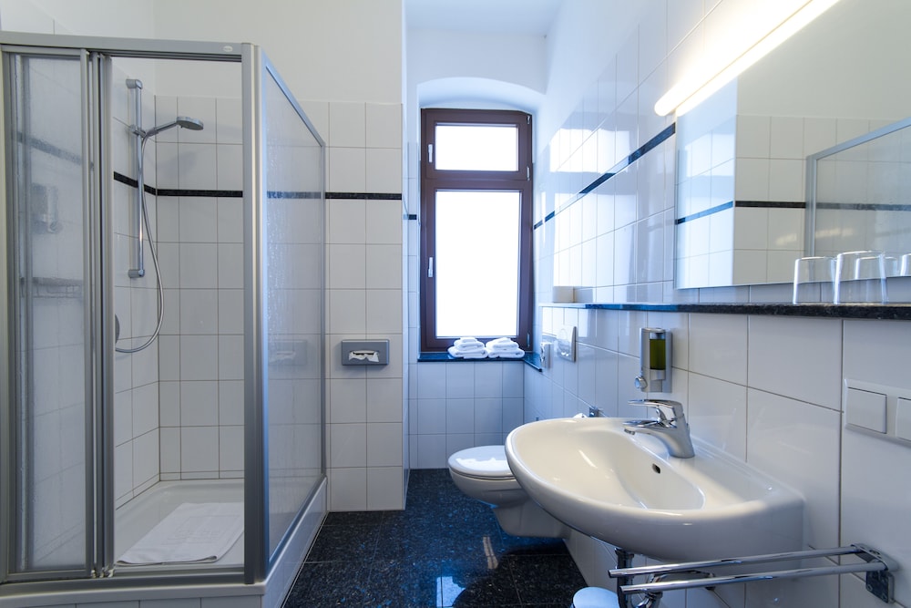 Standard Double Room - Photo 8