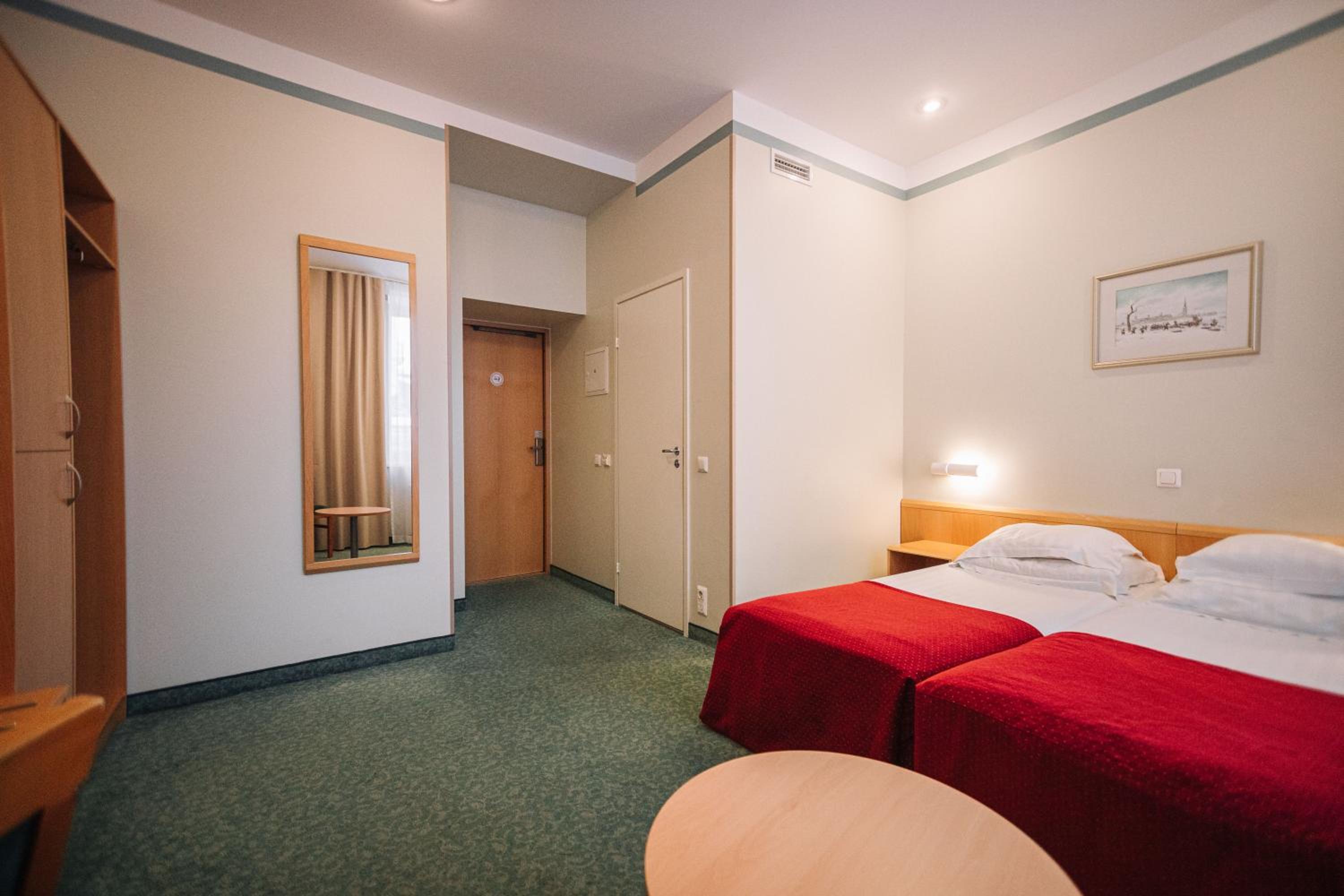 Standard Double or Twin Room - Photo 7