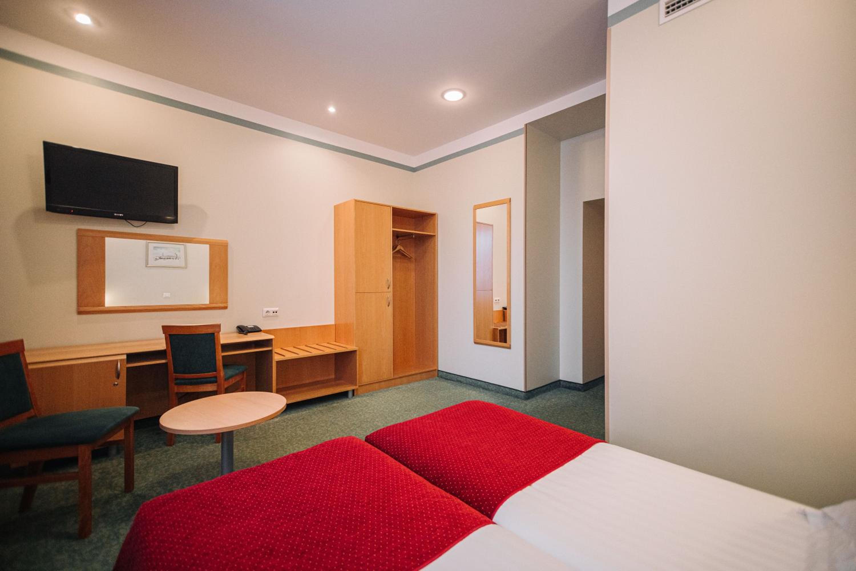 Standard Double or Twin Room - Photo 6