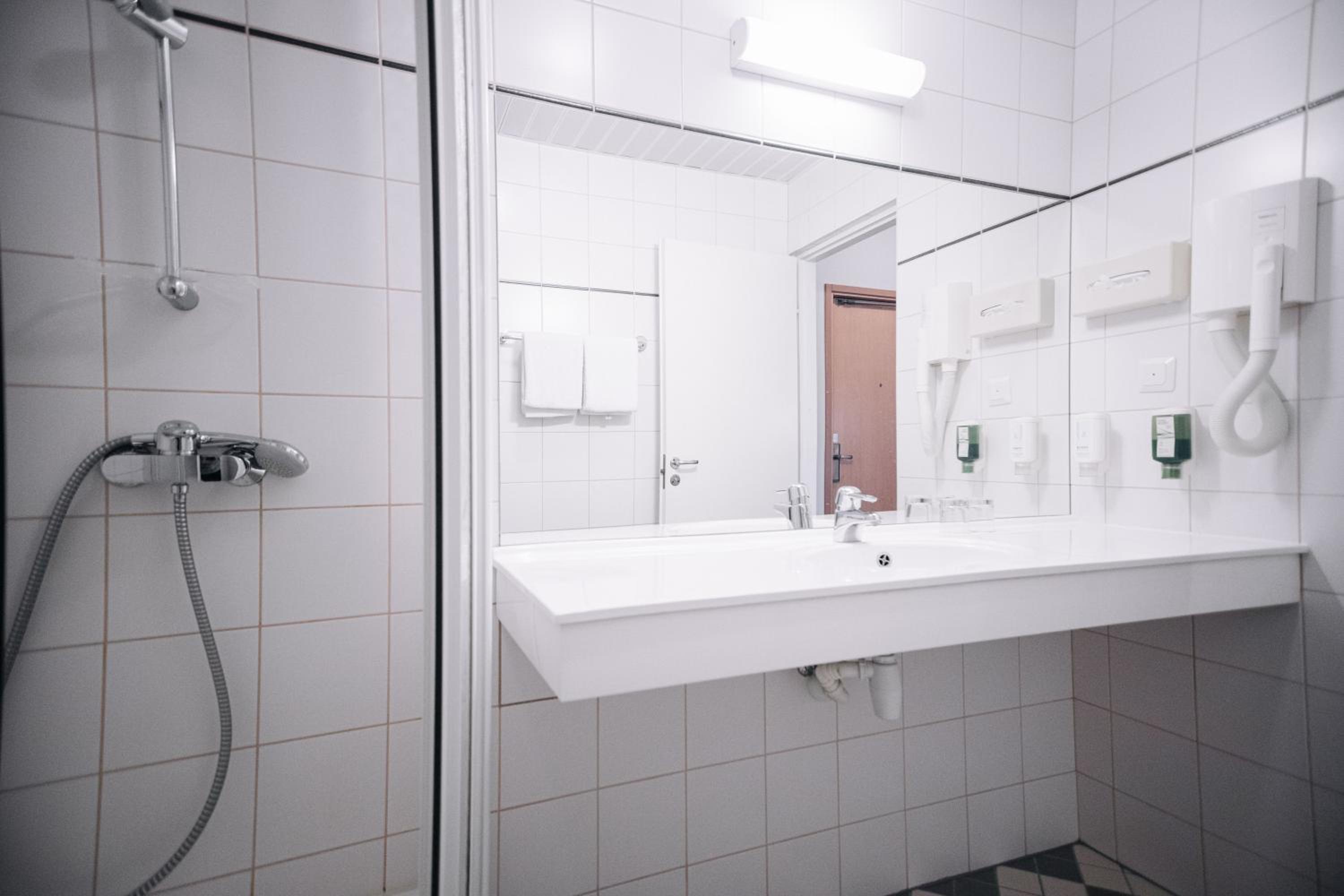 Standard Double or Twin Room - Photo 8