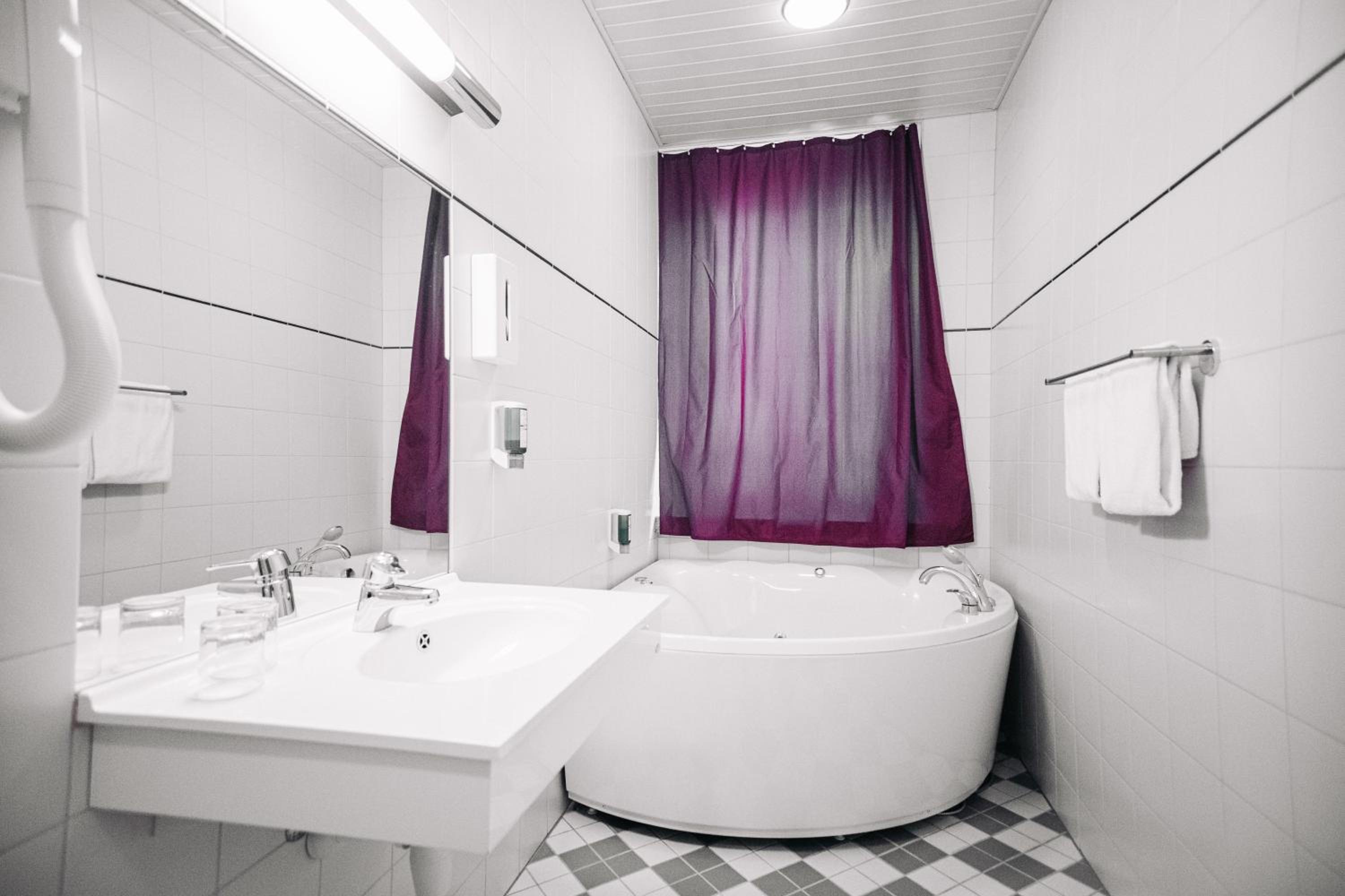 Suite with Spa Bath - Photo 11