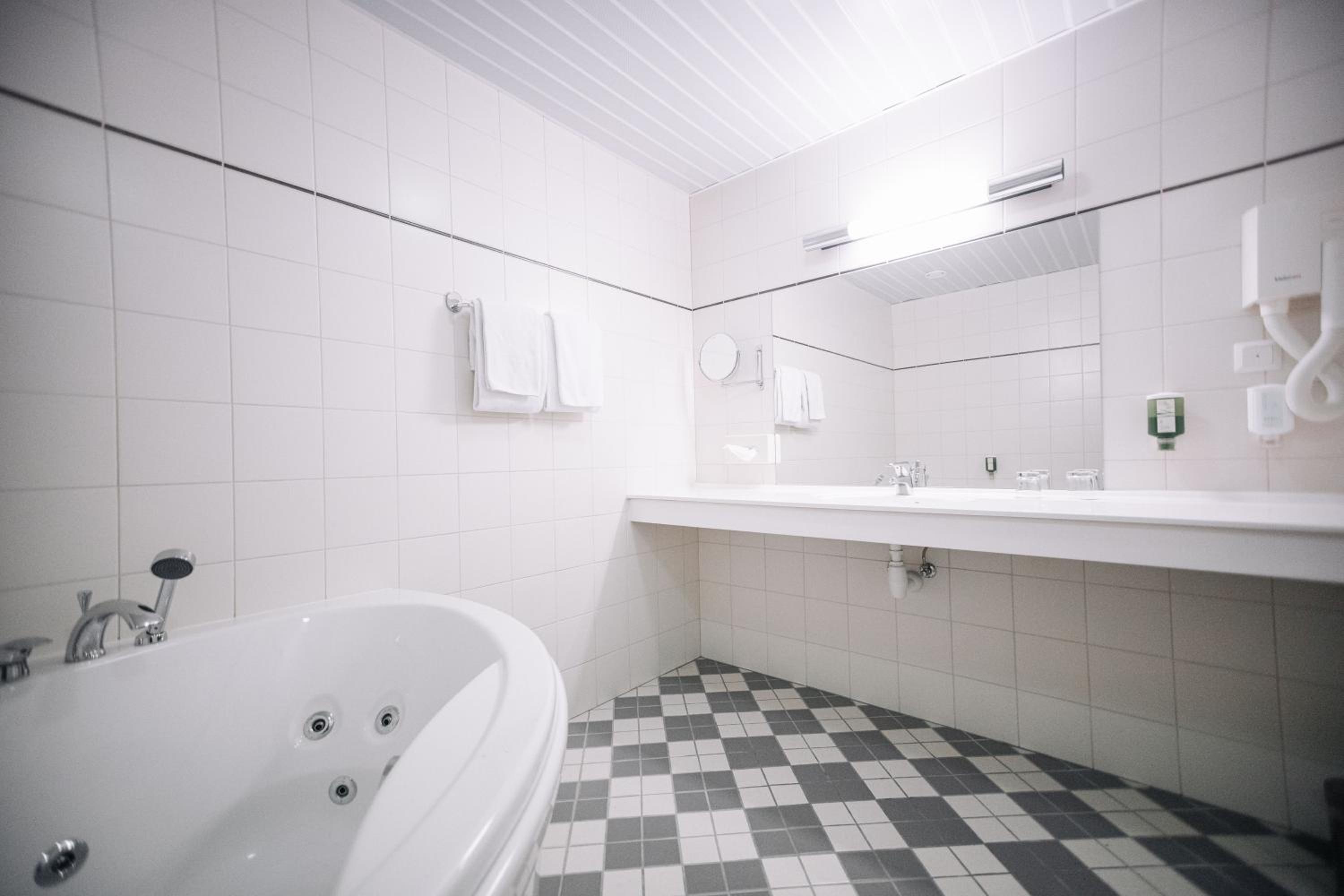 Suite with Spa Bath - Photo 2