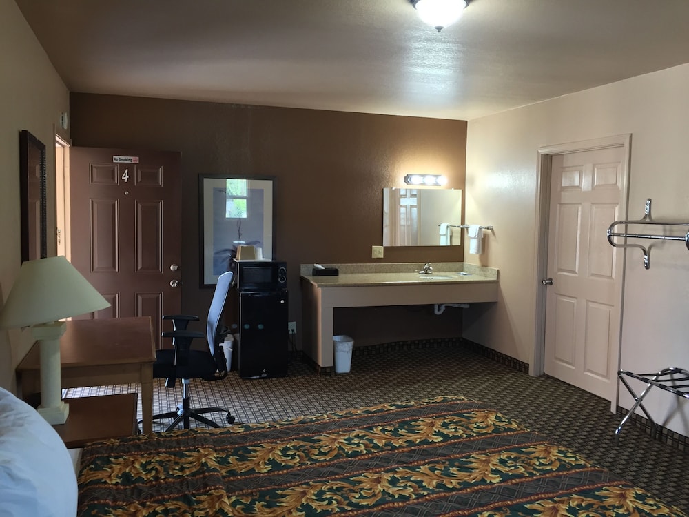 Deluxe Room, 1 King Bed photo 1