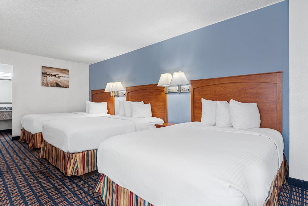 Standard Room, Multiple Beds, Non Smoking, Refrigerator & Microwave - Photo 2