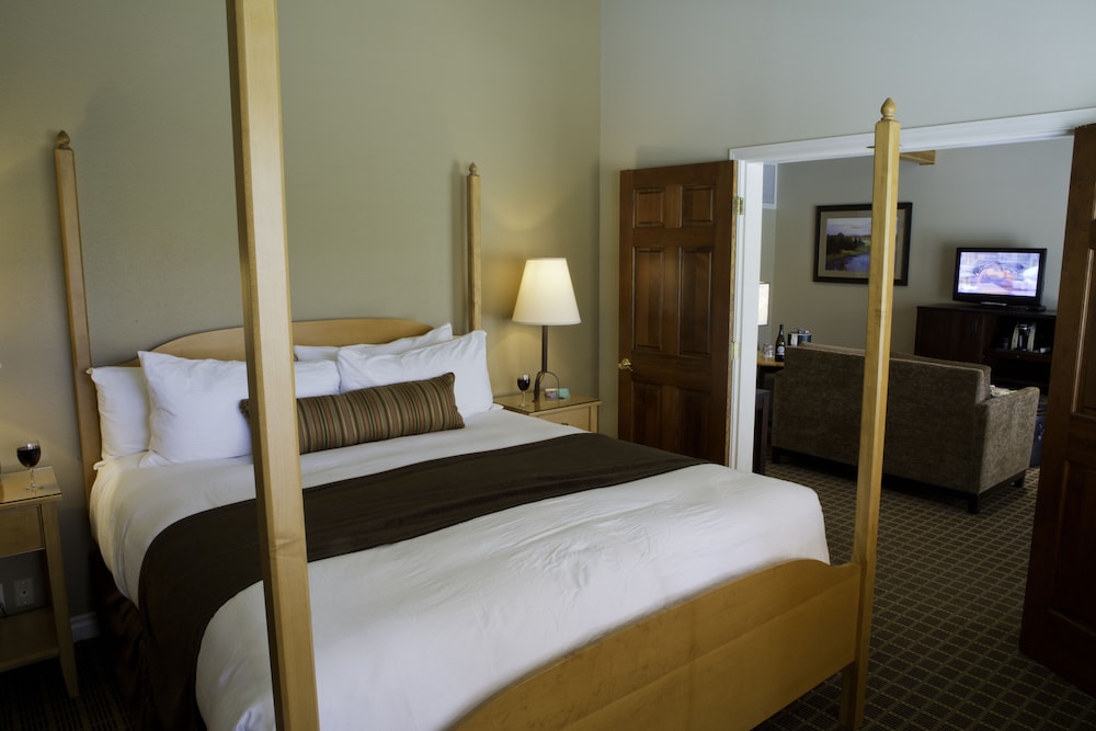 Suite, 1 King Bed, River View, Ground Floor photo 2