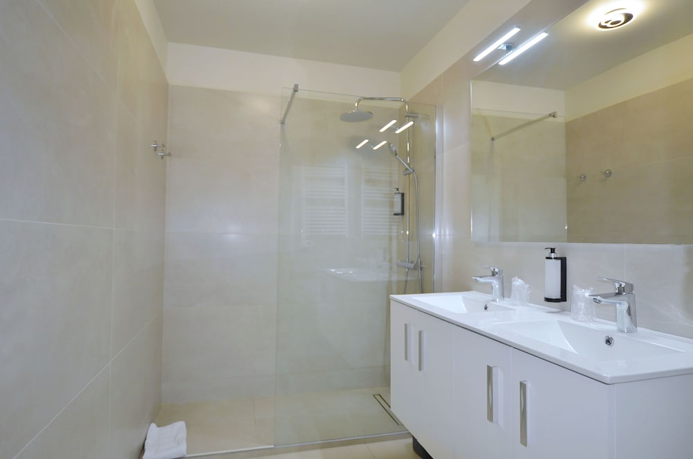 Standard Suite - Photo 2