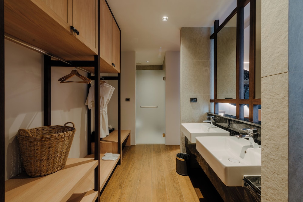 Deluxe Room, 1 King Bed, Non Smoking, Pool View - Photo 6