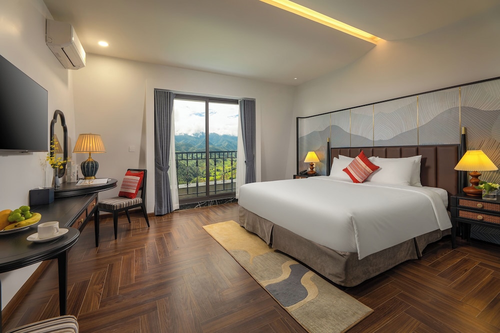 Deluxe Valley View King Bed with Balcony