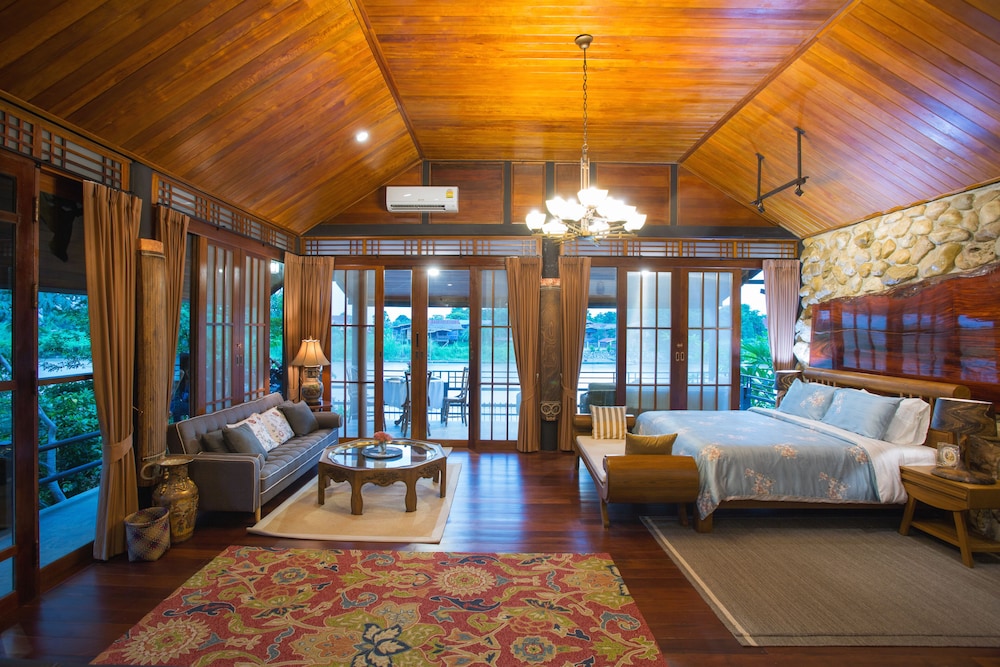 Japanese Villa With River View