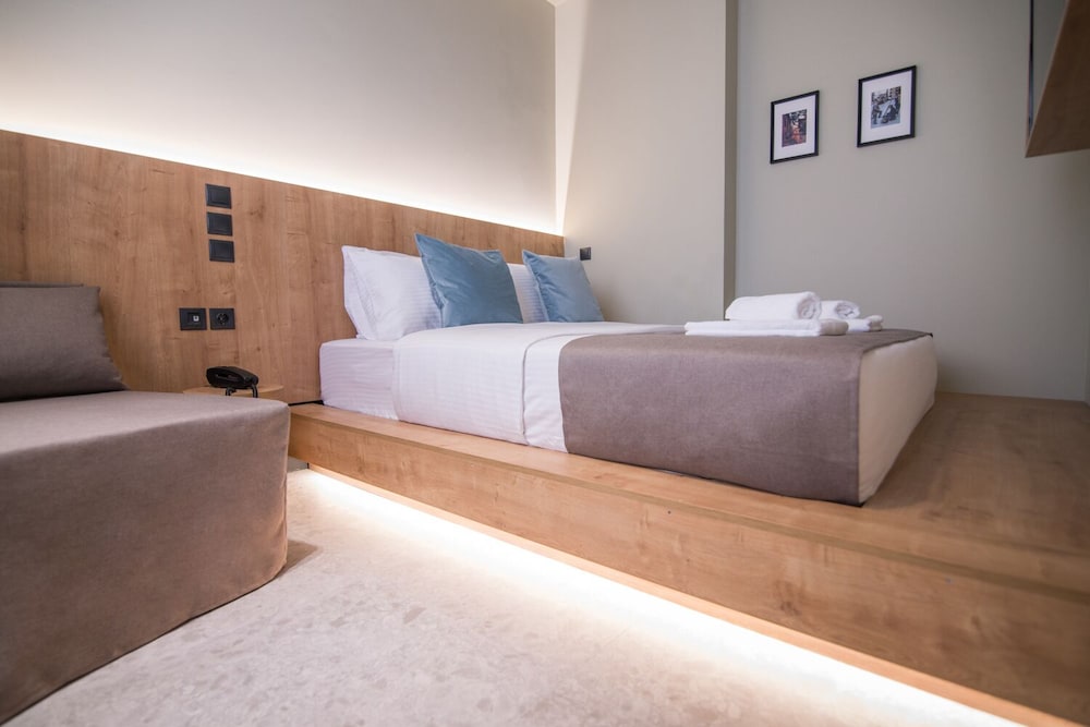 Economy Double Room, 1 Queen Bed, Non Smoking (Skylight) photo 3