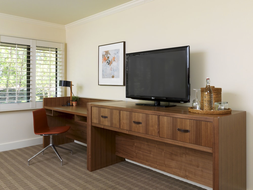 Deluxe King Bed photo 2