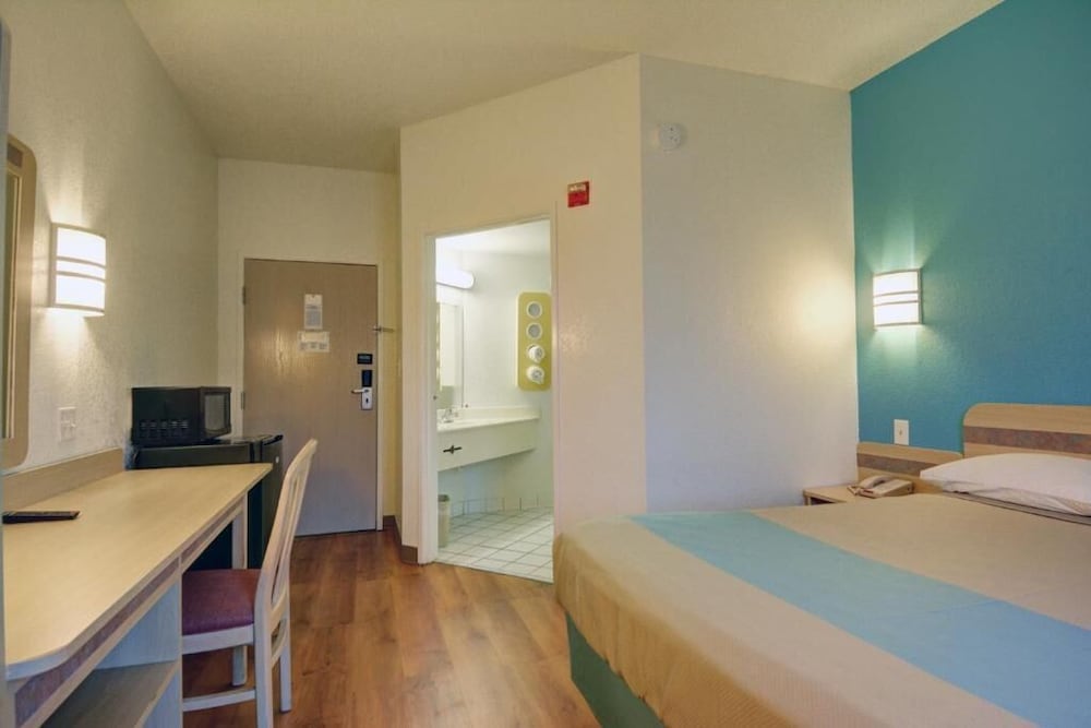 Deluxe Room, 1 King Bed, Non Smoking photo 2