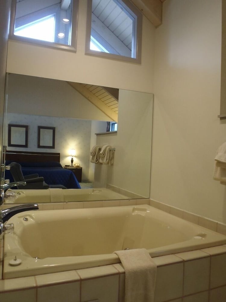 Tree House, Multiple Beds, 2 Bathrooms, Lake View photo 2