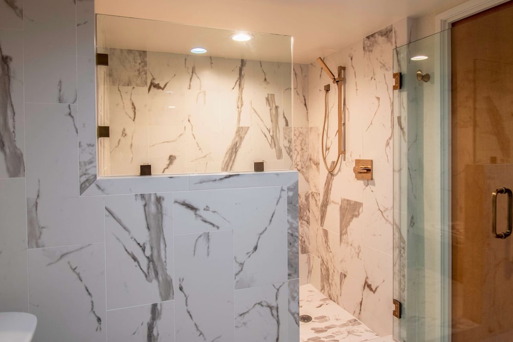 King Room With Bath Tub - Disability Access thumbnail 6