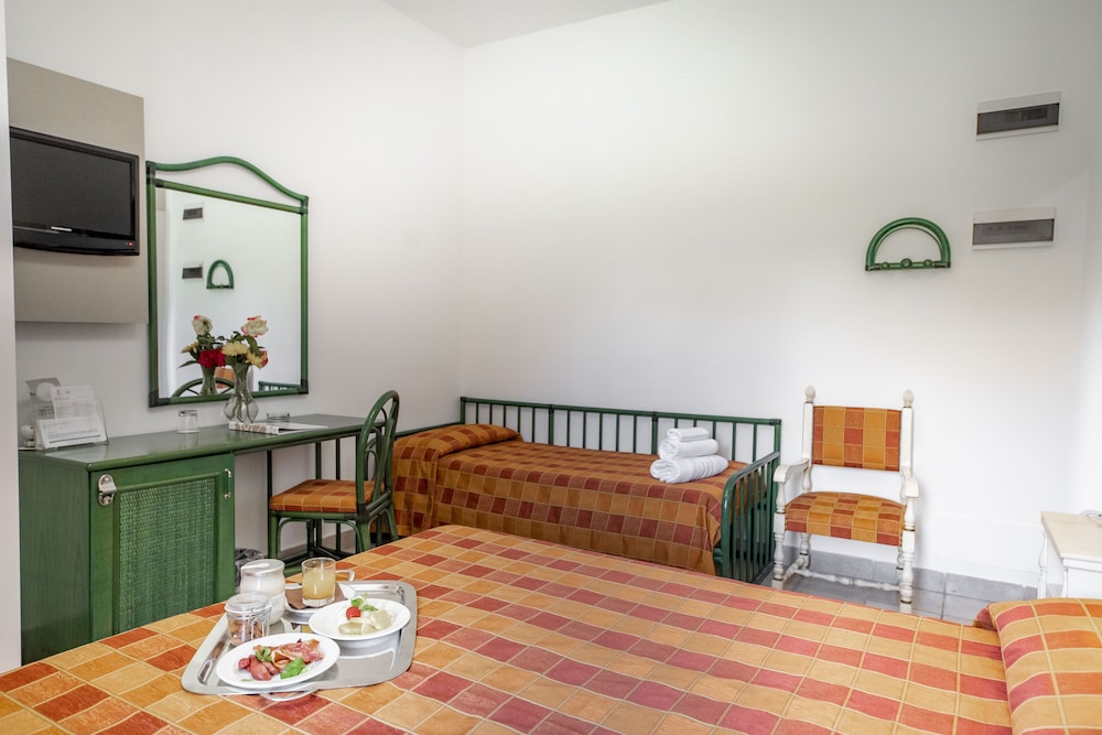 Classic Triple Room - Photo 5