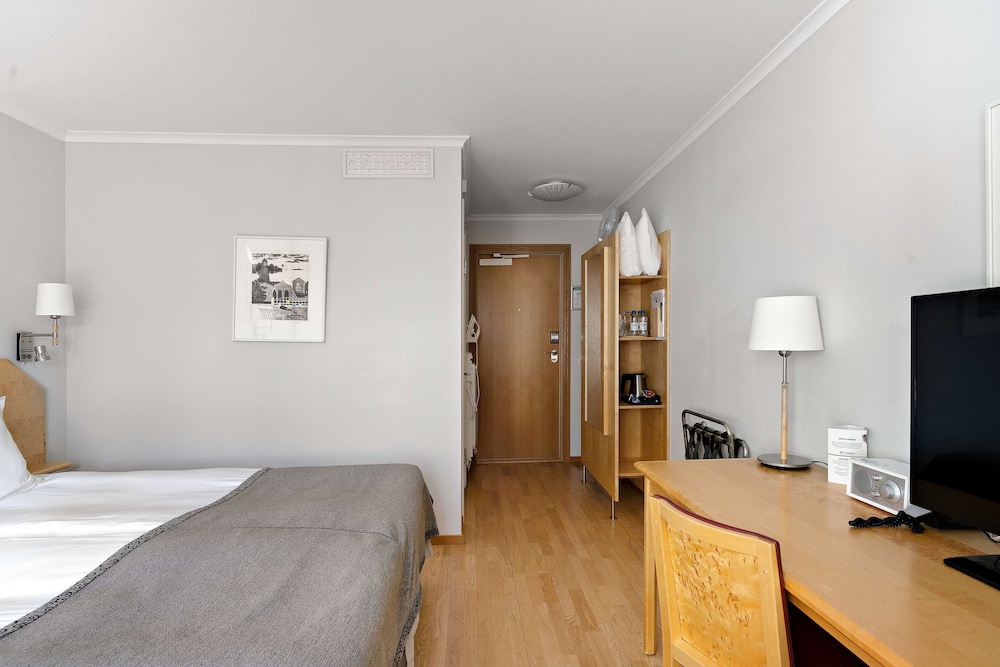 Economy Room, 1 King Bed, Non Smoking - Photo 1