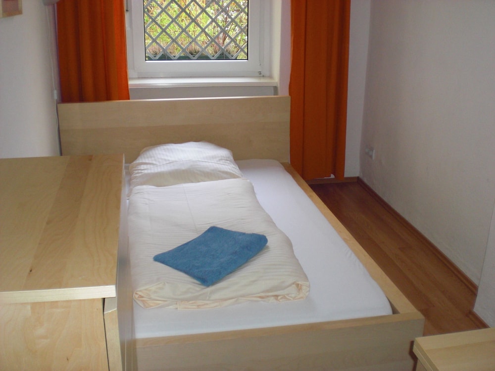 Basic Single Room, Shared Bathroom photo 1