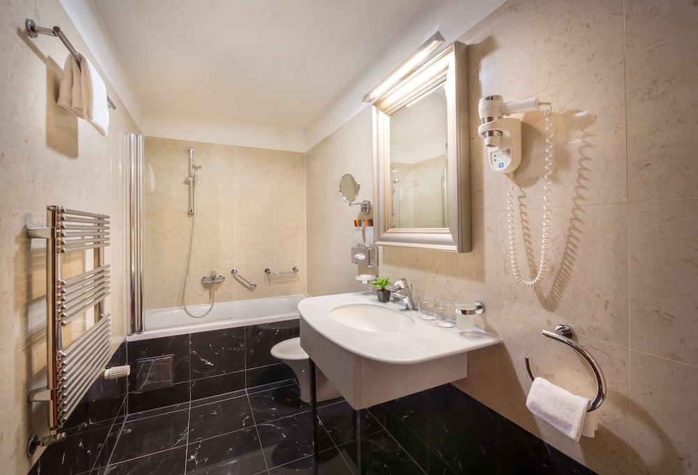 Superior Room, 1 King Bed (Oversized Room) - Photo 4