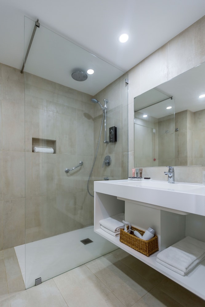 Basic Double or Twin Room - Photo 9